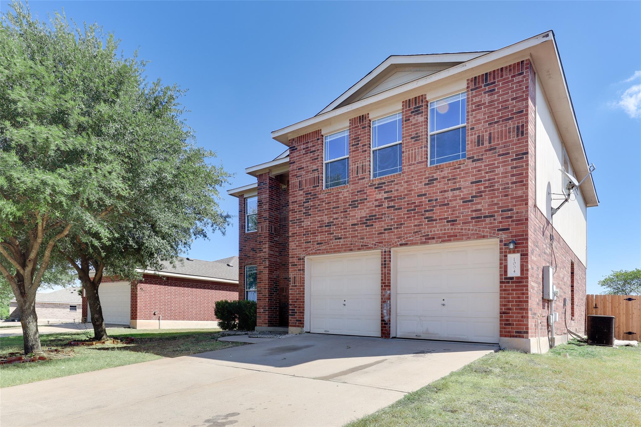 Listing photo 1 of 1004 W South St