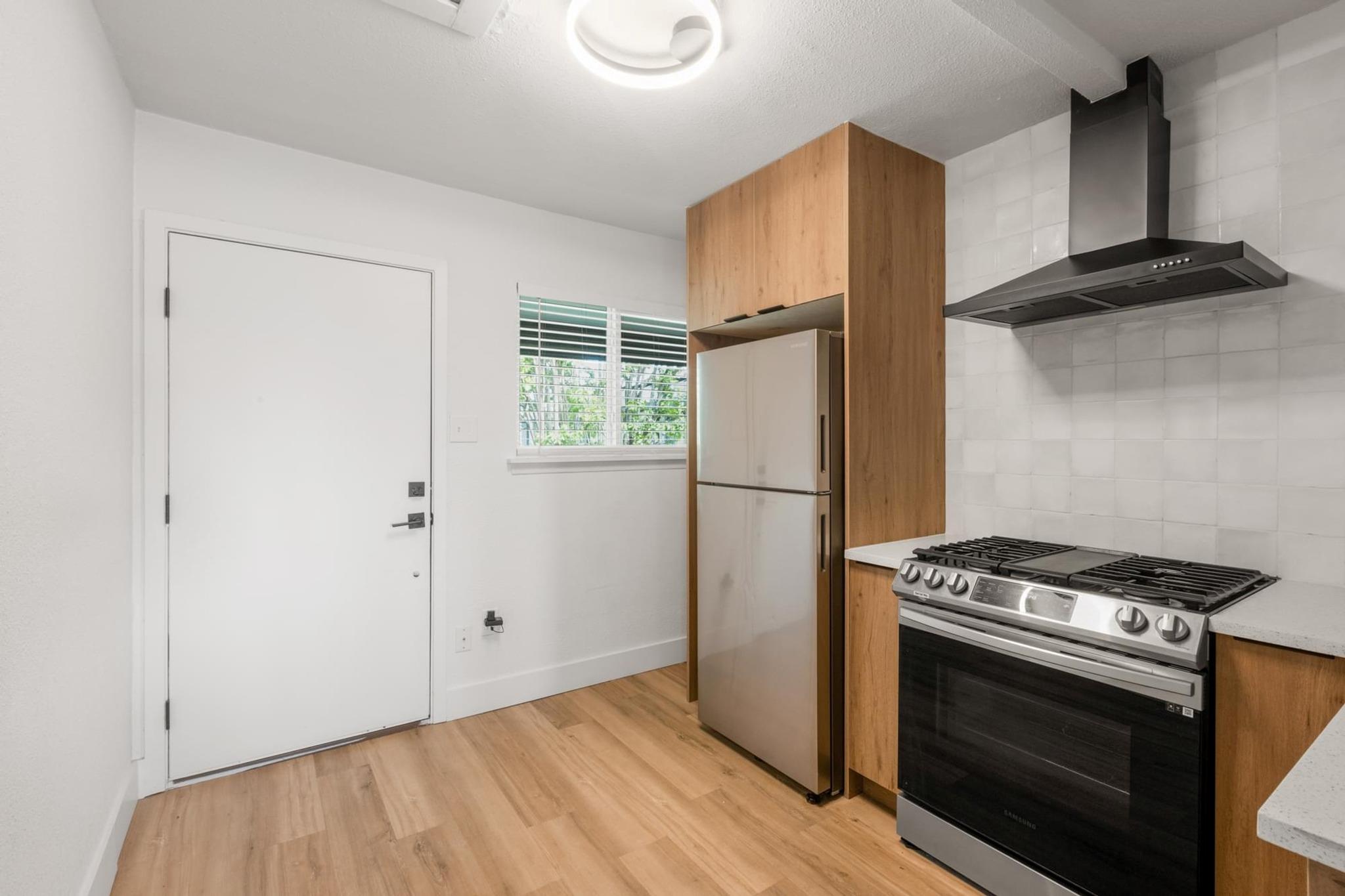 Listing photo 1 of 7929  Gault St  #200