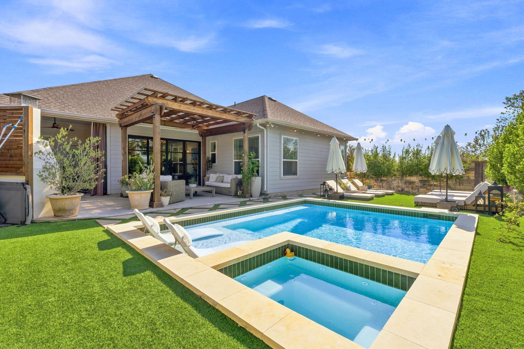 An inviting swimming pool and integrated spa comp