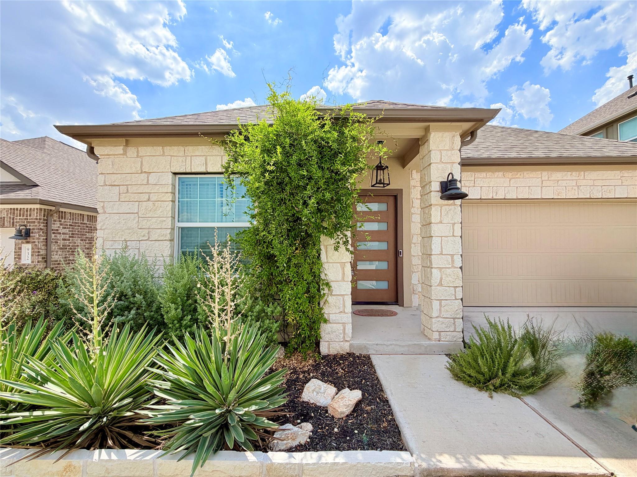 Listing photo 1 of 928  Legends Ln