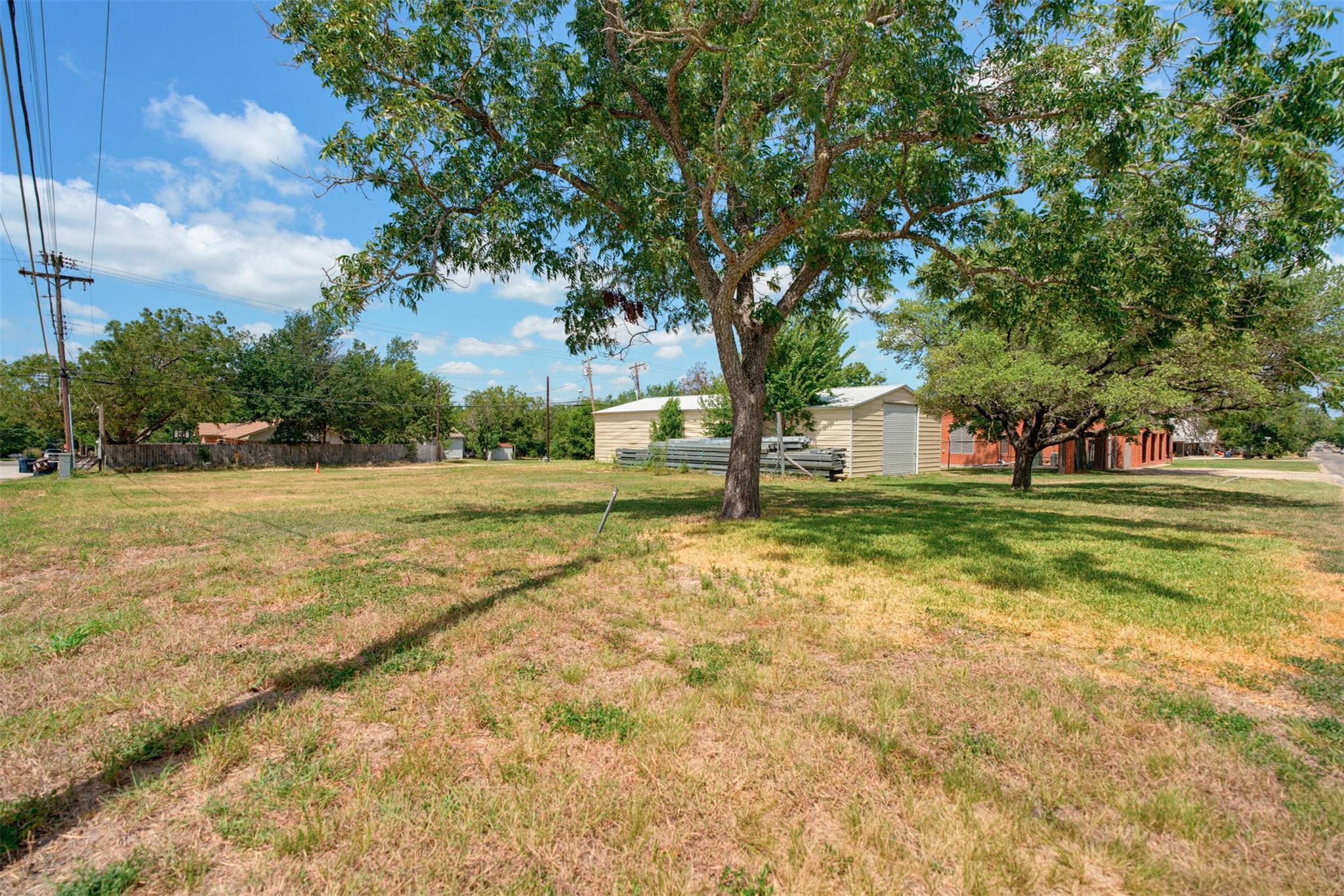 Listing photo 1 of 127 E Davilla Ave