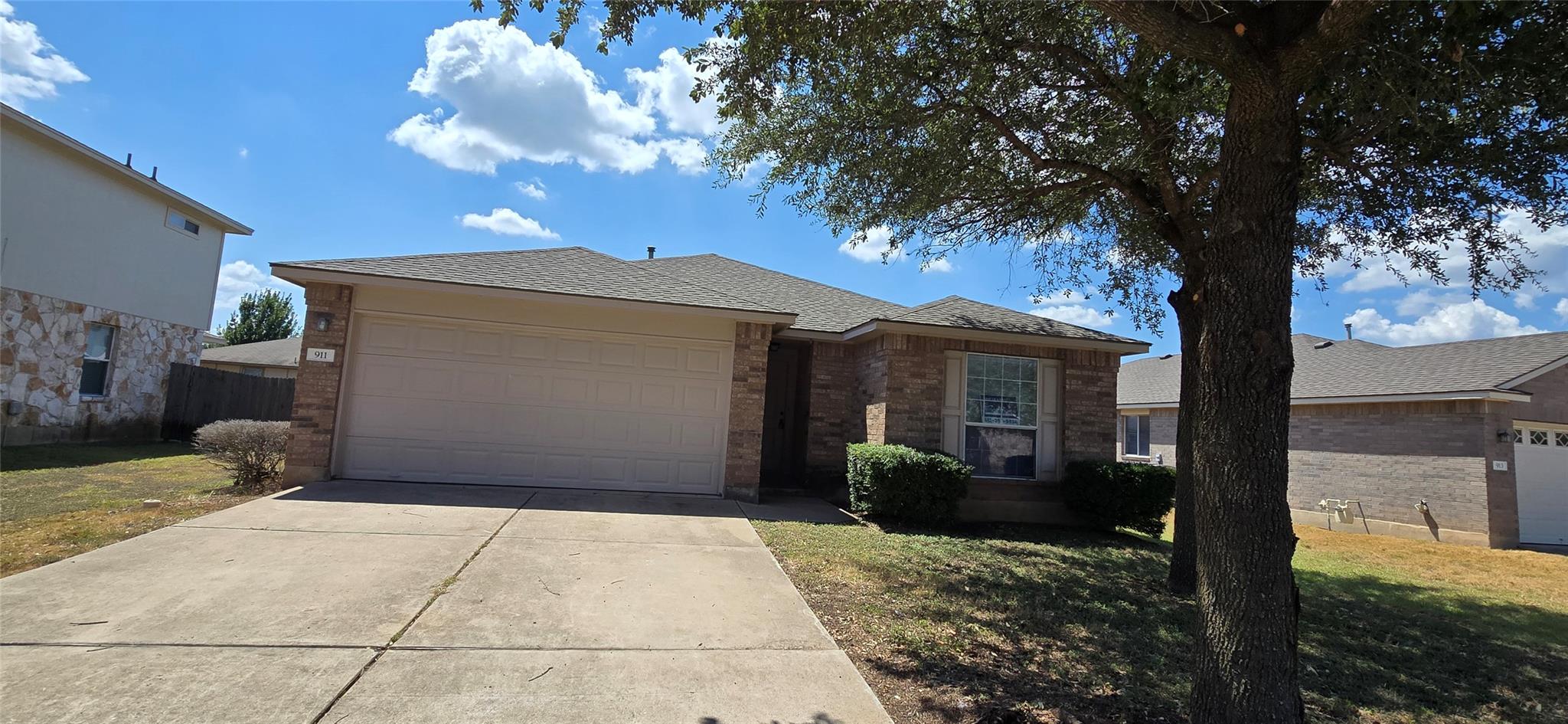 Listing photo 1 of 911  Remington Dr