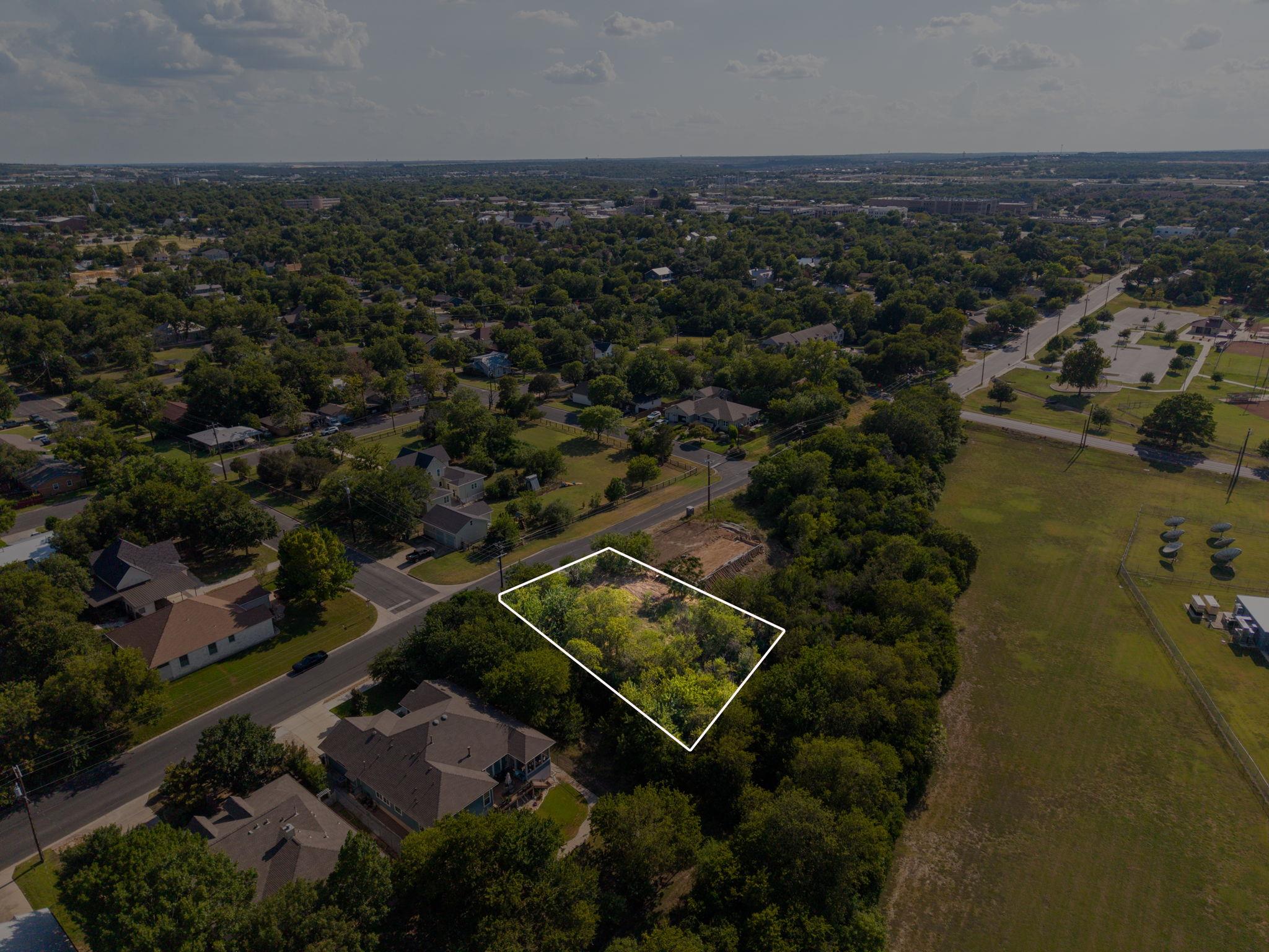 Listing photo 1 of 707 E 2nd St