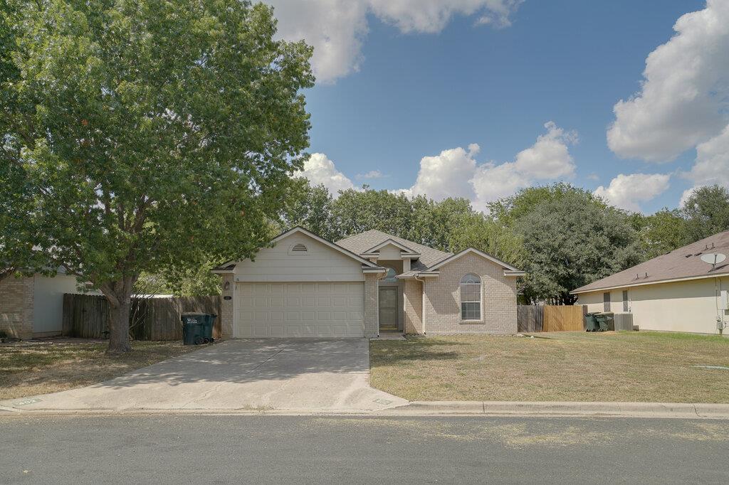 Listing photo 1 of 402  Hickory Tree Dr