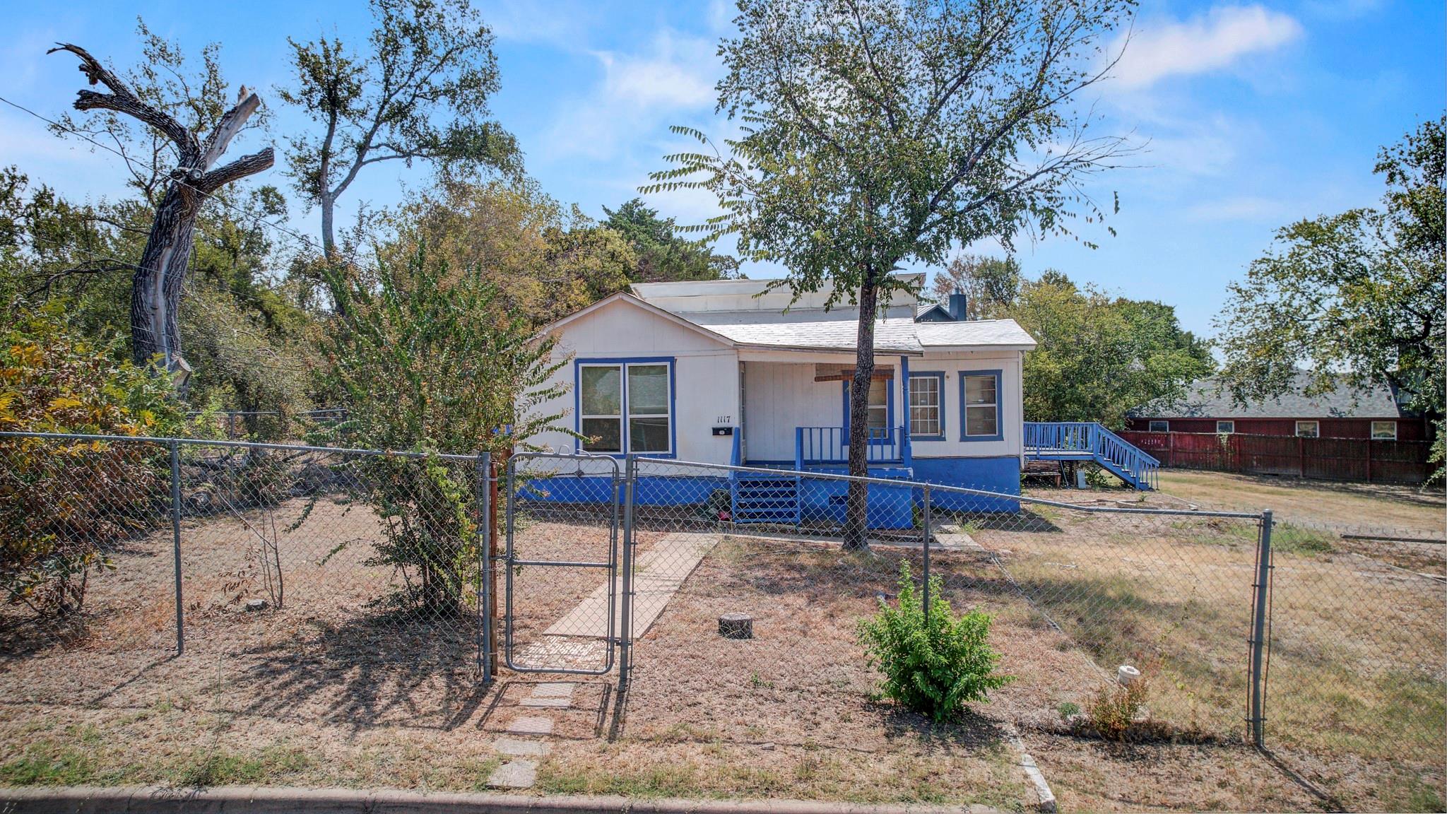 Listing photo 1 of 1117  Mansell Ave