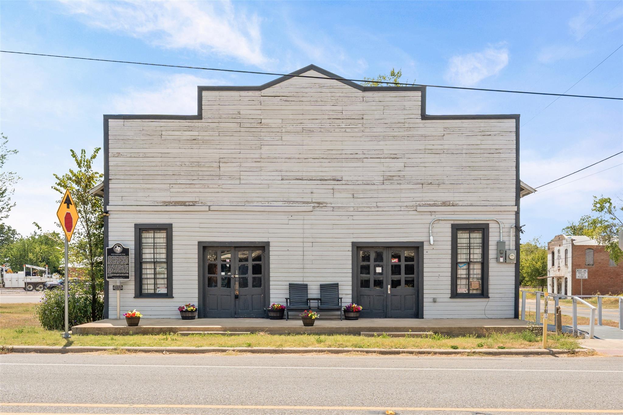 Listing photo 1 of 413 W Batte St
