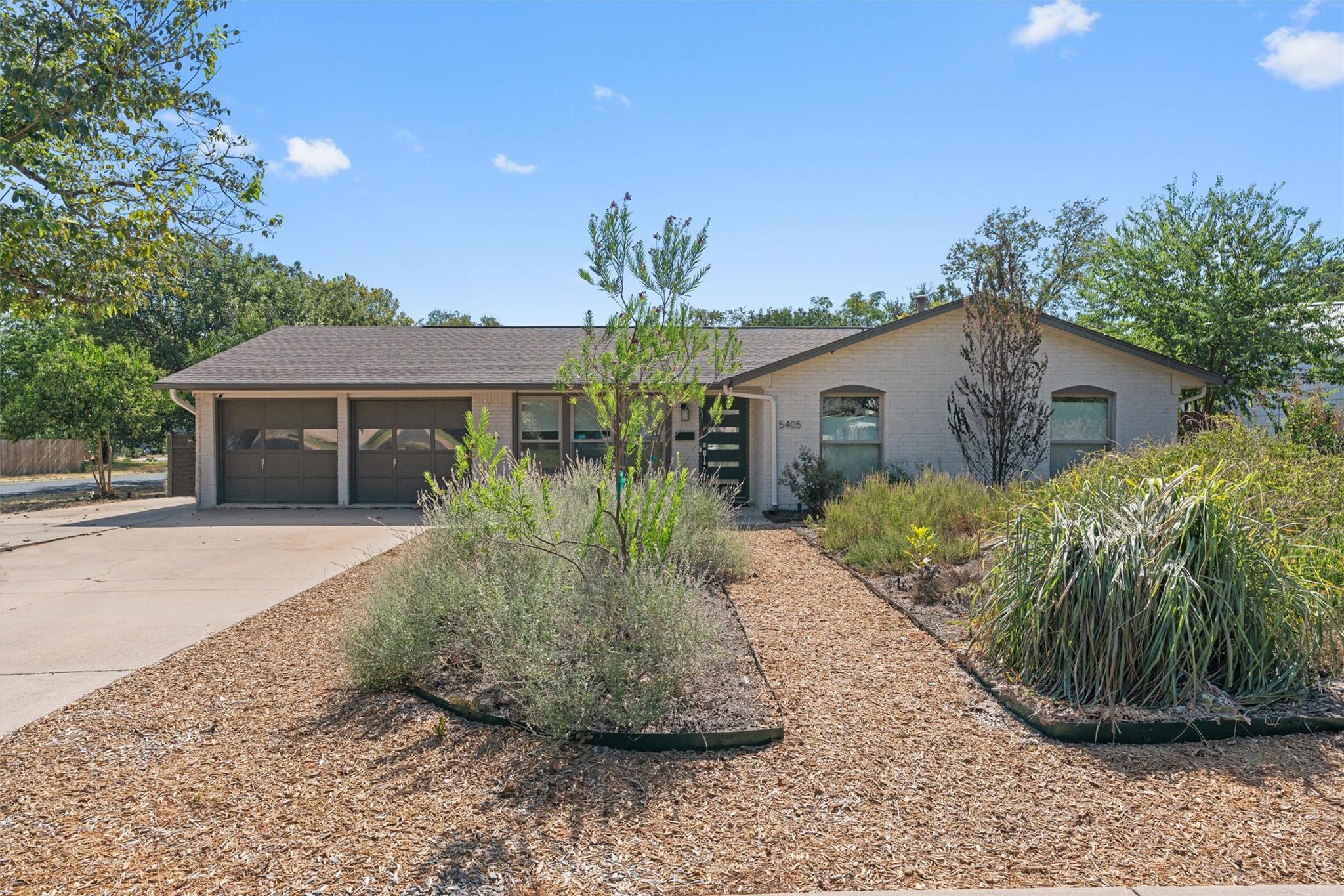 Listing photo 1 of 5405  Fairmont Cir