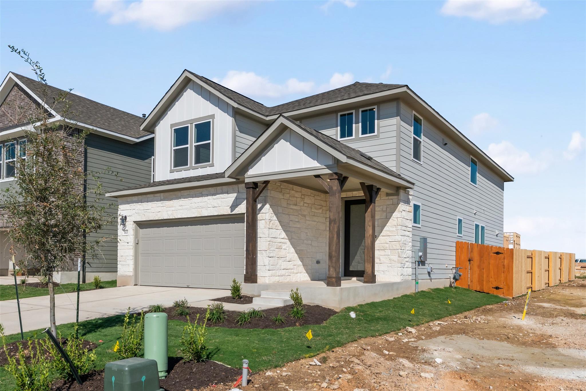 Listing photo 1 of 200  Clover Bnd