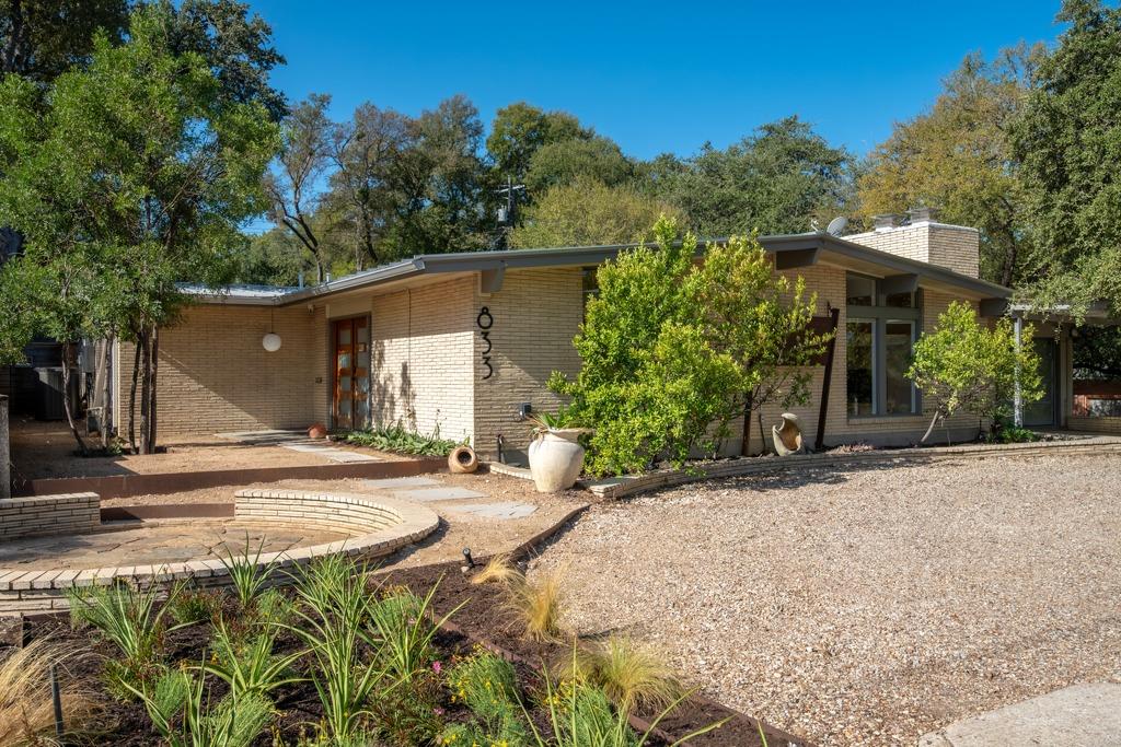 Listing photo 1 of 833 E 38th St
