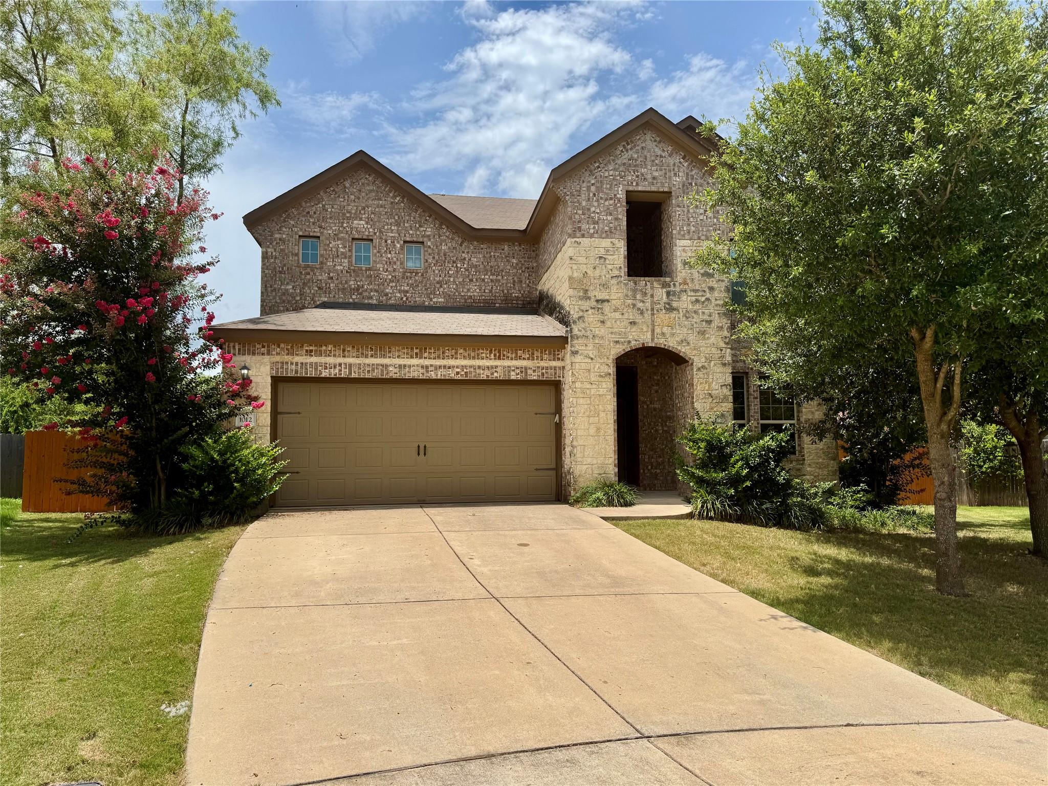 View of front of property featuring a front lawn,
