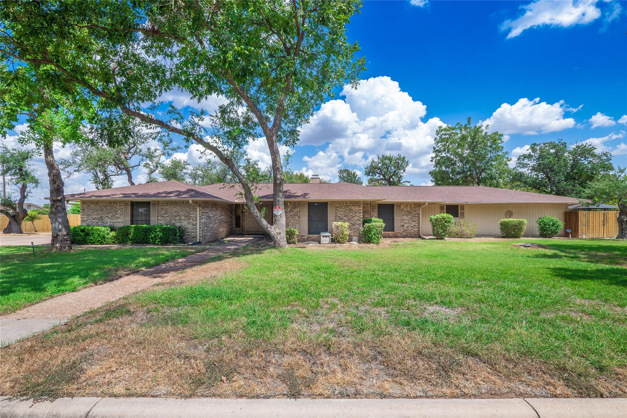 Listing photo 1 of 1702  Lone Oak Dr