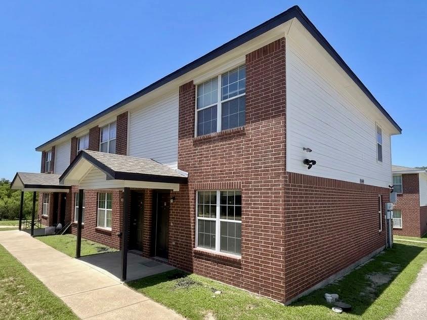 Listing photo 1 of 809  Industrial Ave