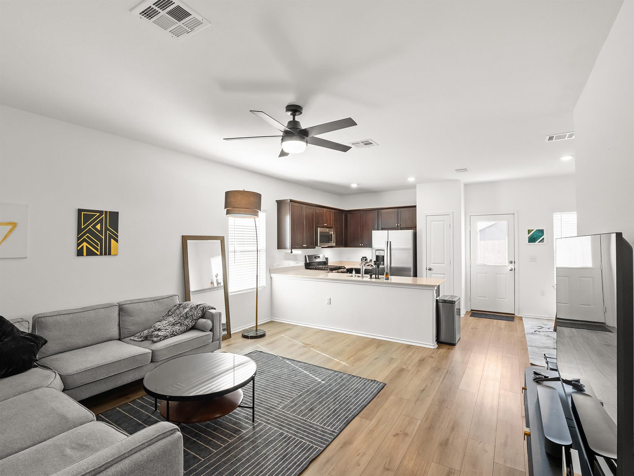 Listing photo 1 of 2729  Louris Ln
