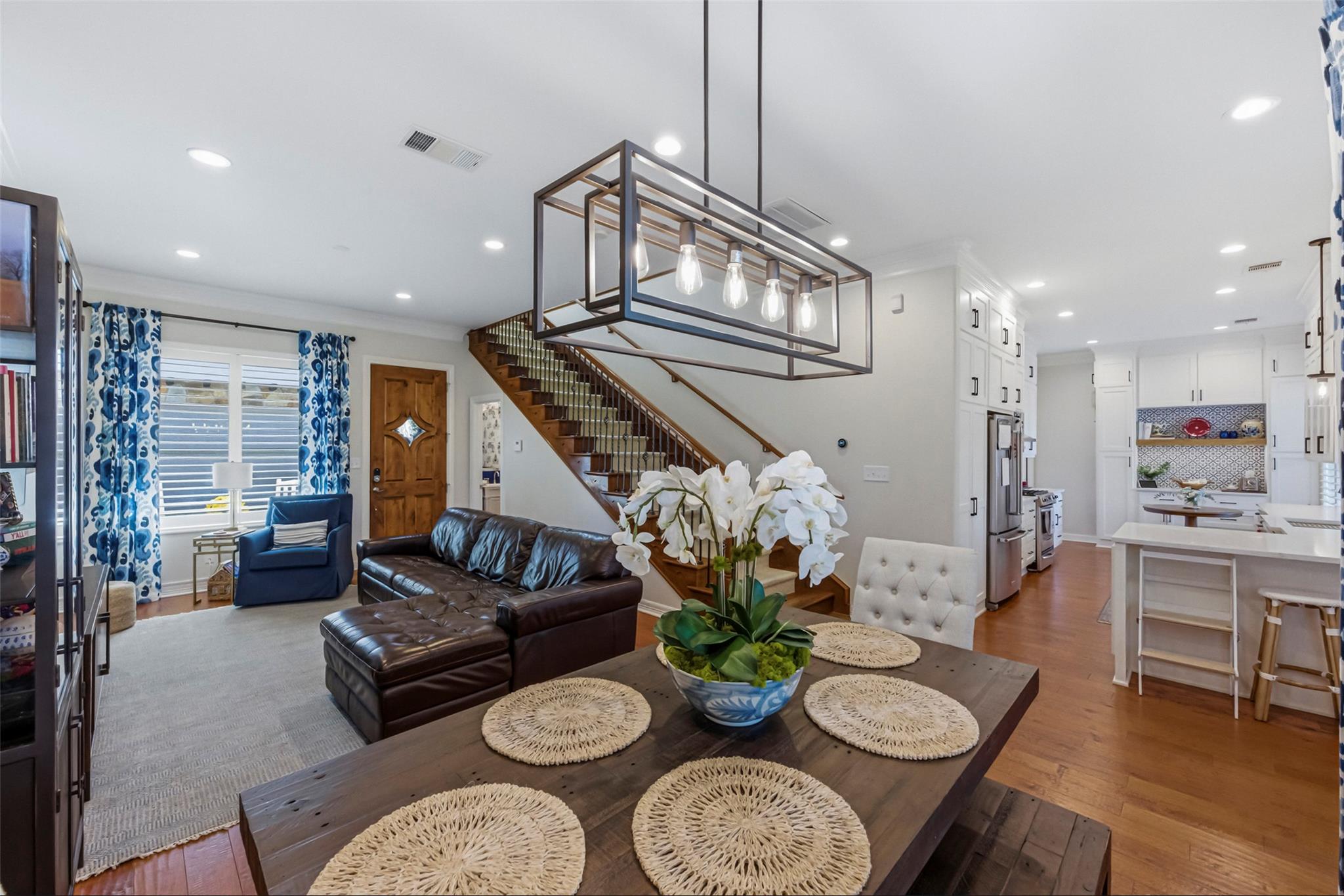 Ảnh nhà đang rao bán 1 của 1621  Enfield Rd  #E
