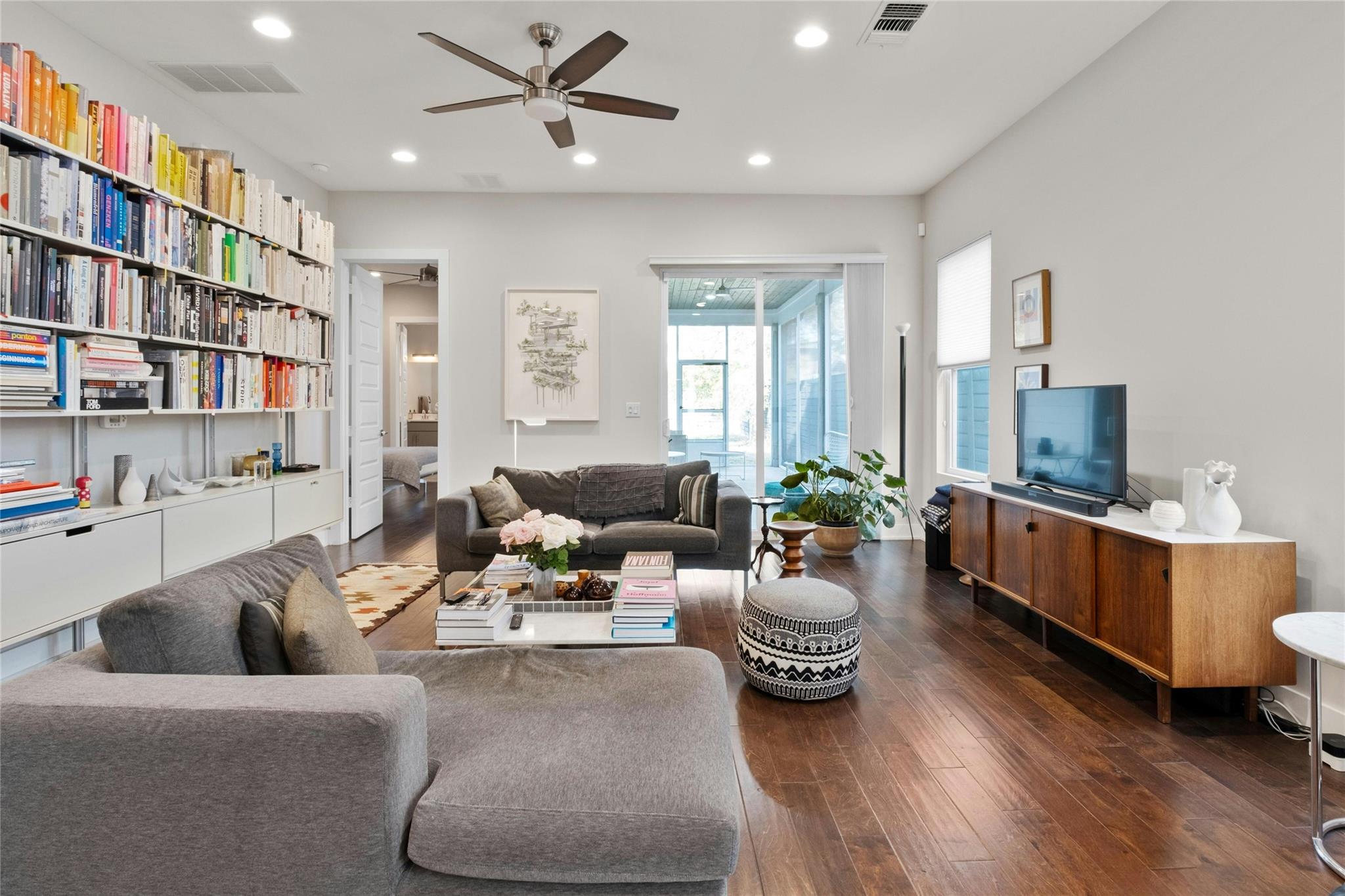 Listing photo 1 of 1100  Saucedo St  #B