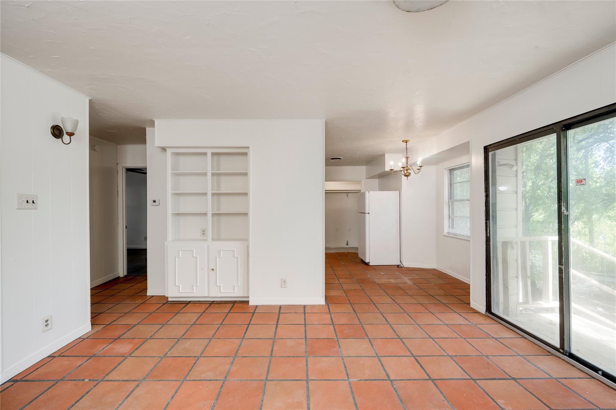 Listing photo 1 of 2900  Northeast Dr