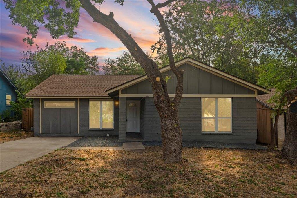 Listing photo 1 of 5307  Village Trl