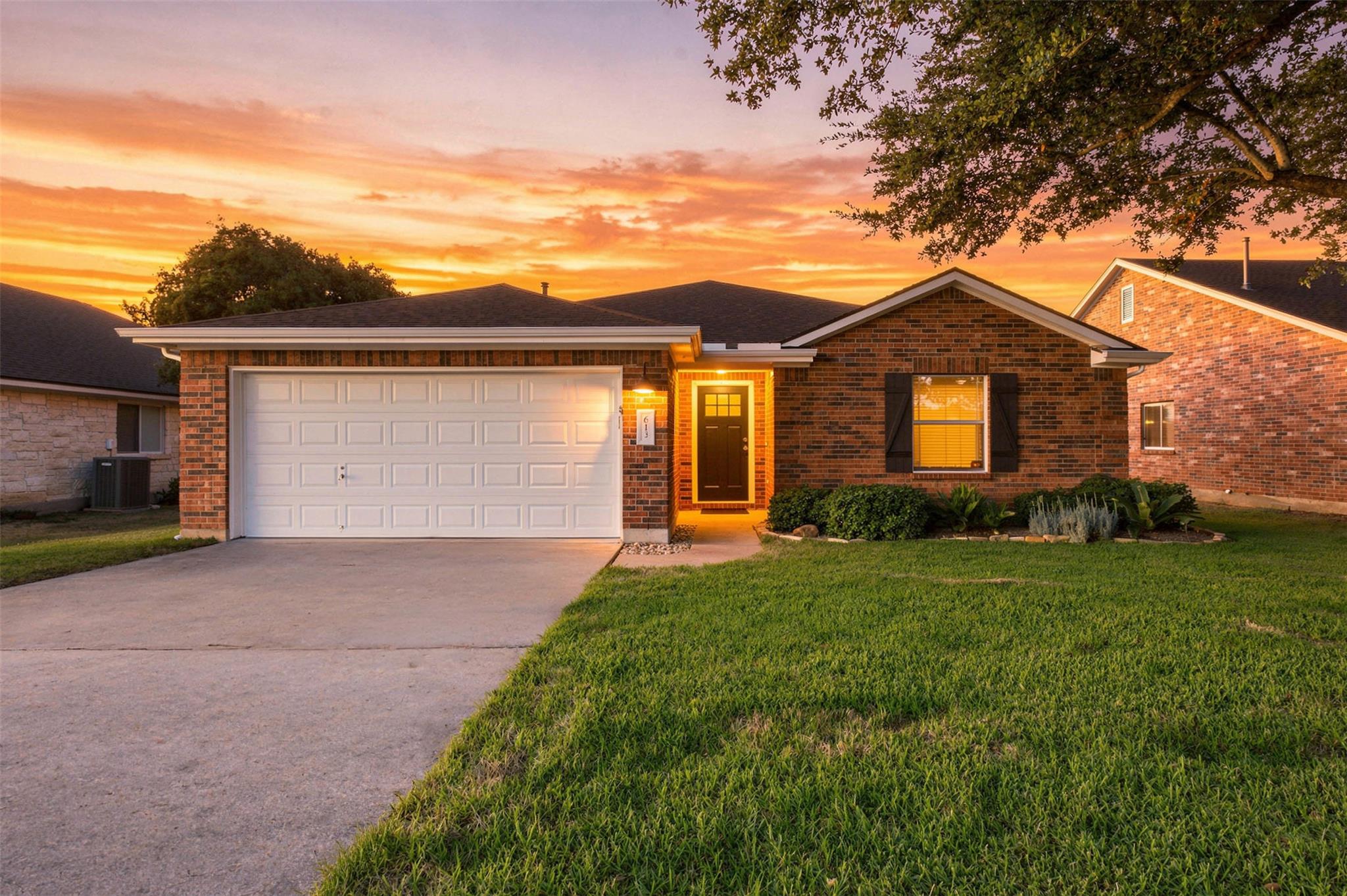 Listing photo 1 of 613  Glen Valley Ln