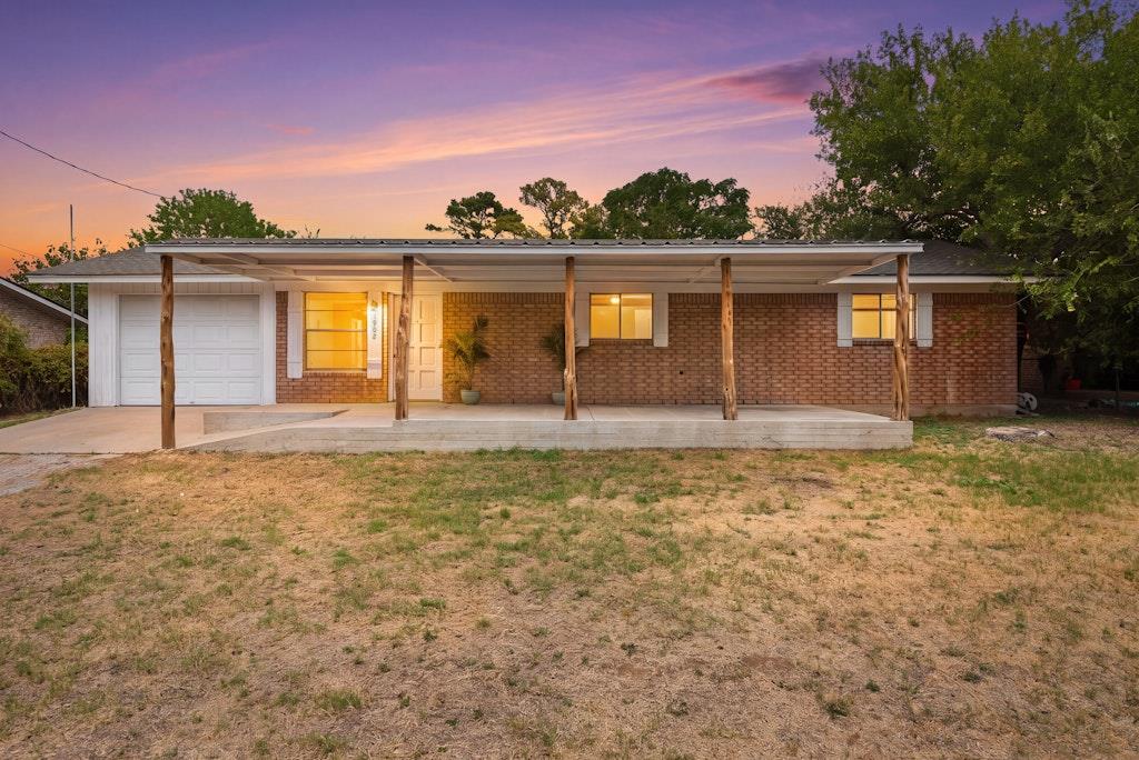 Listing photo 1 of 1902  Twin Oaks St