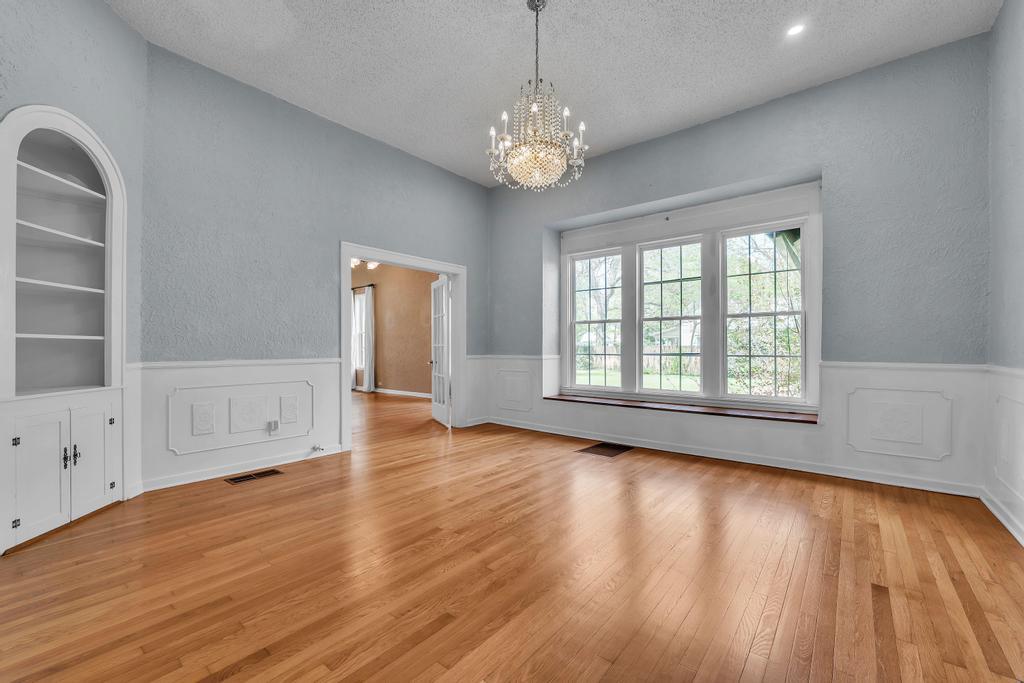 Listing photo 1 of 300  Mills St