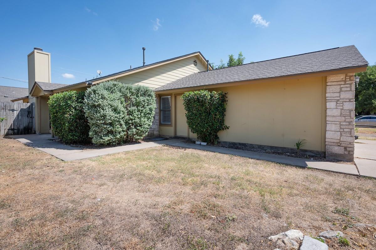 Listing photo 1 of 1108  Woodlief Trl