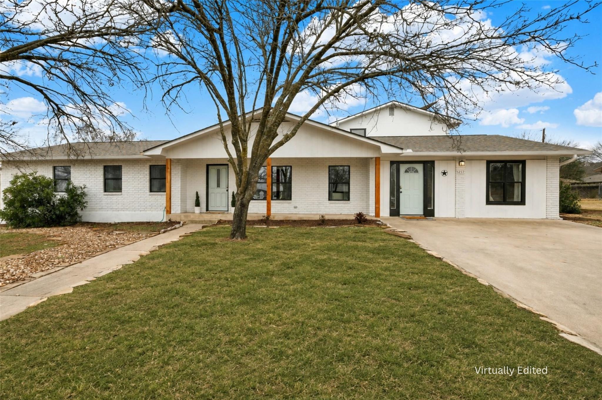 Listing photo 1 of 217 W Driftwood Dr