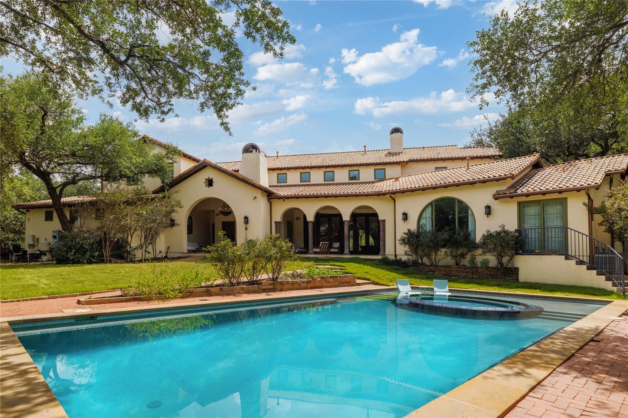 An inviting backyard oasis features a classic til