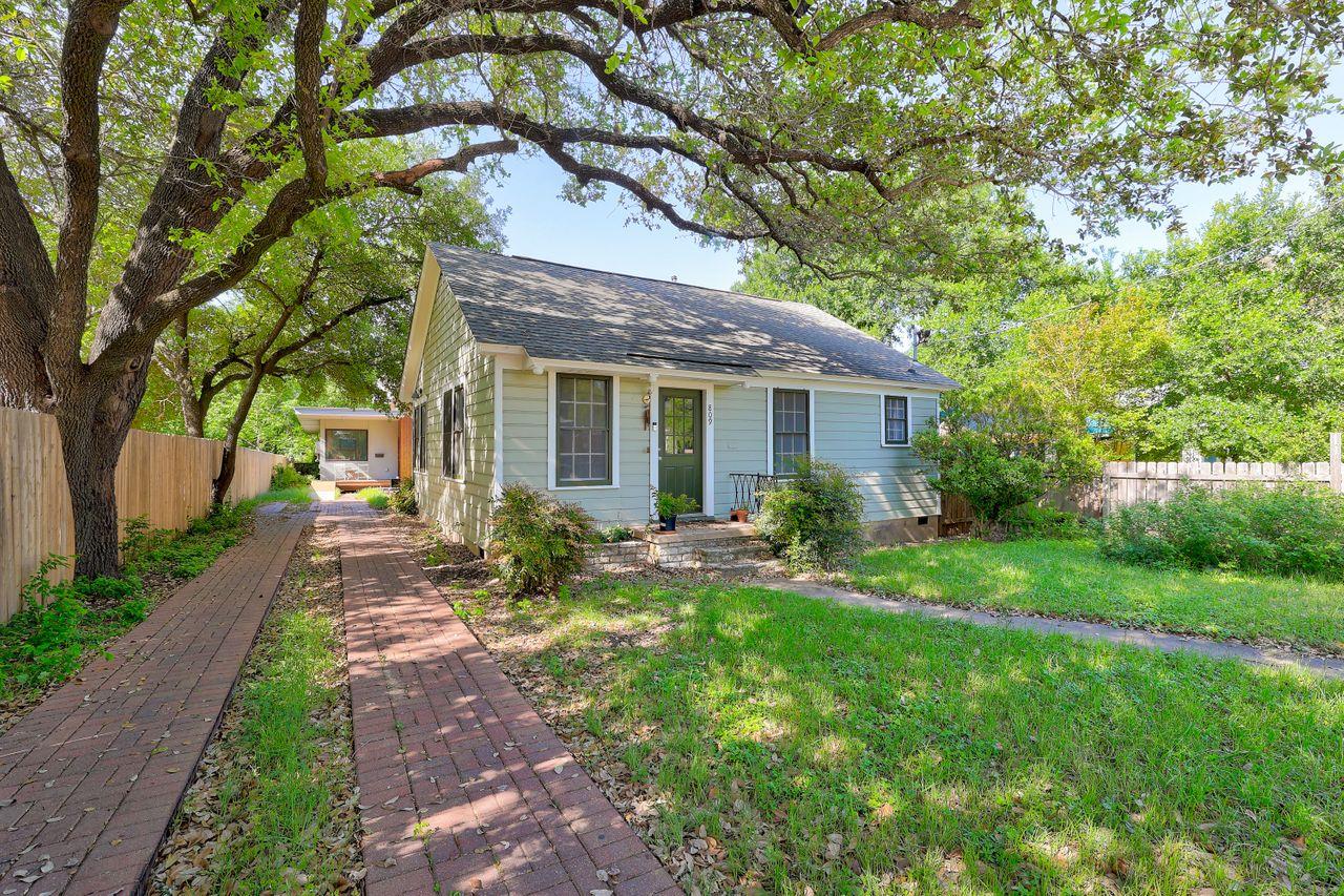Listing photo 1 of 809 E 44th St
