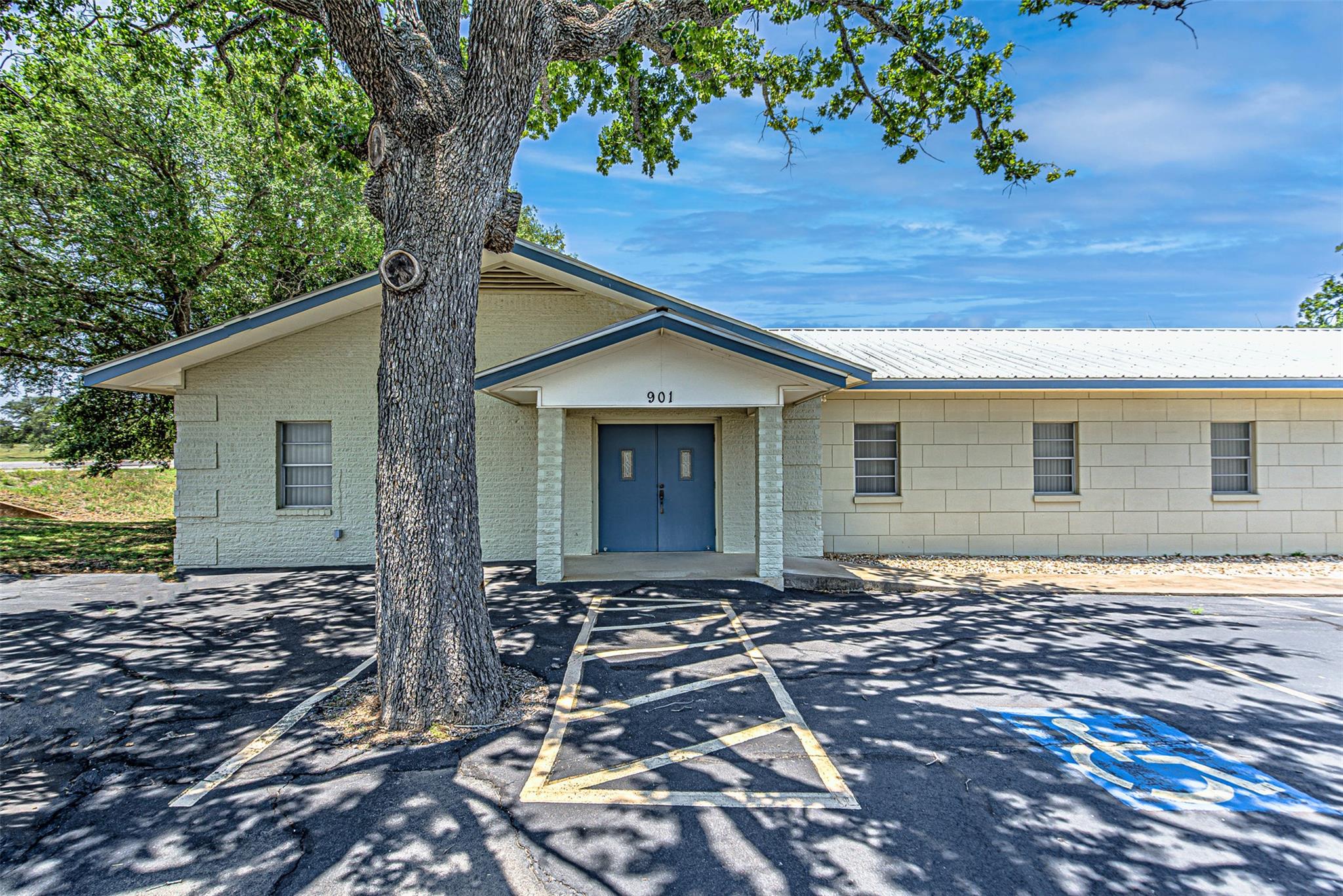Listing photo 1 of 901  Lillian Dean Rd