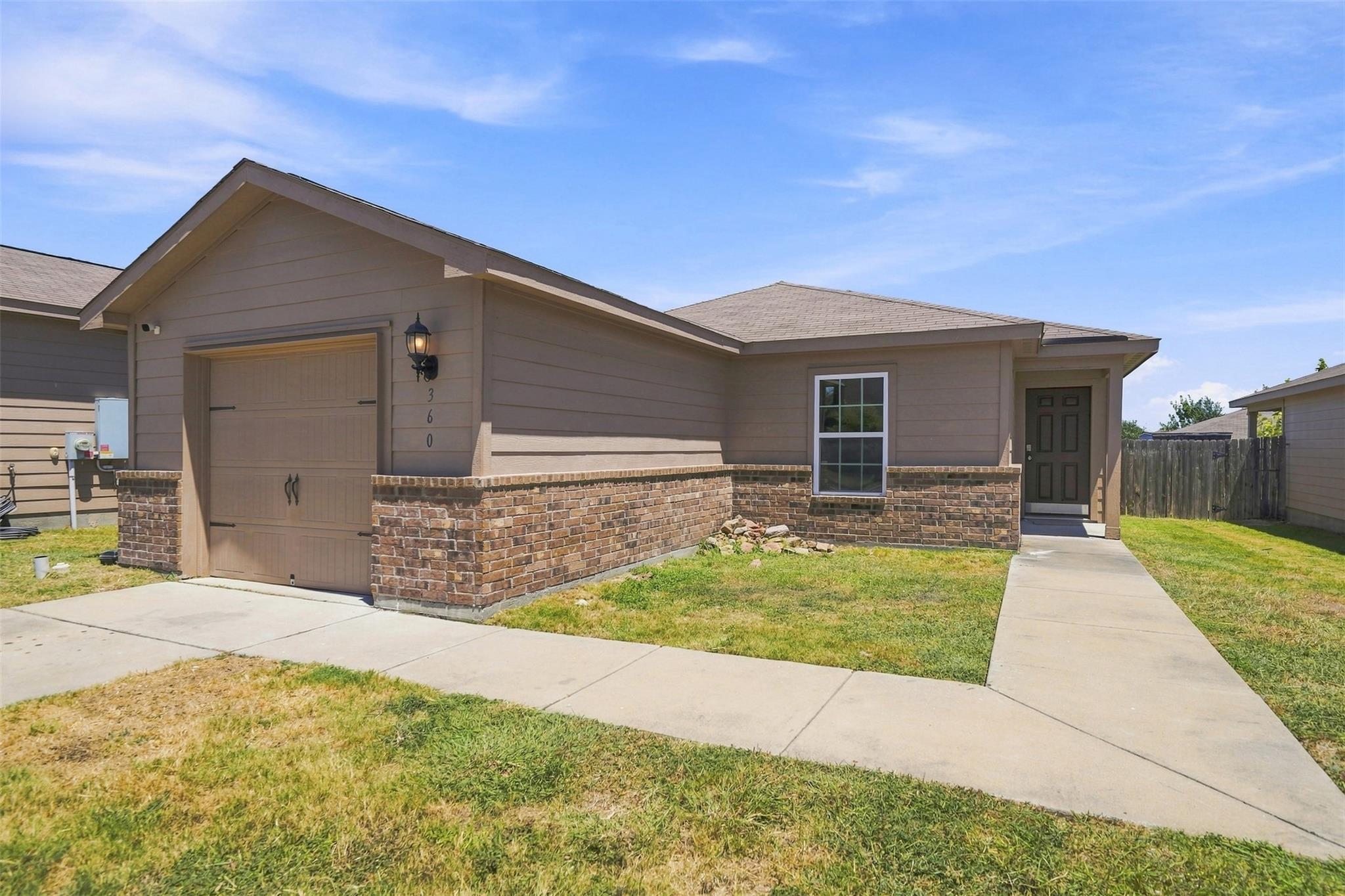 Listing photo 1 of 360  Farmer Ln
