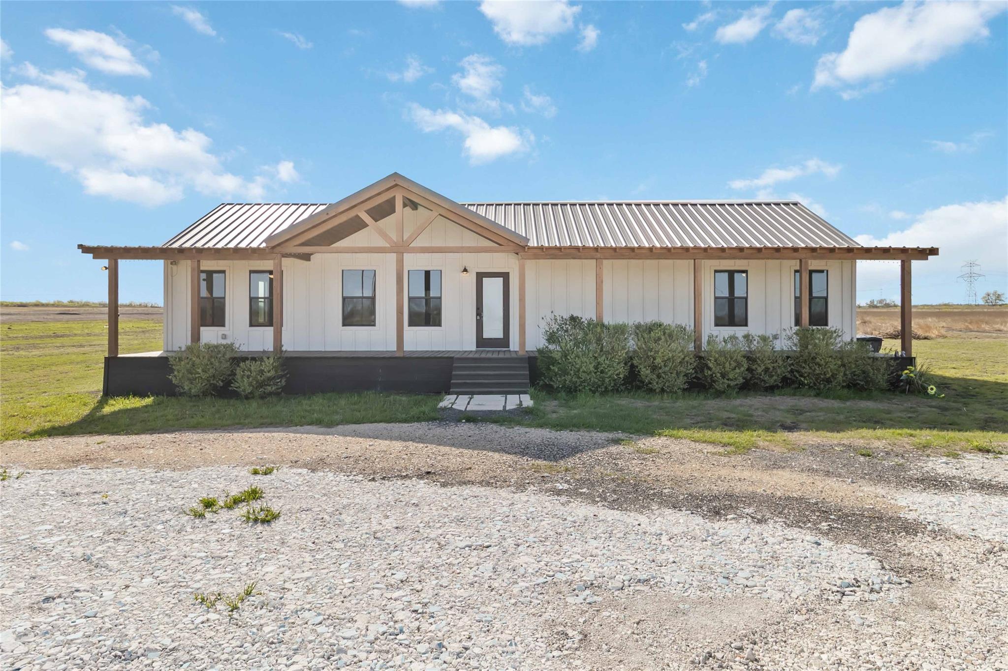 Listing photo 1 of 1525  Scull Rd
