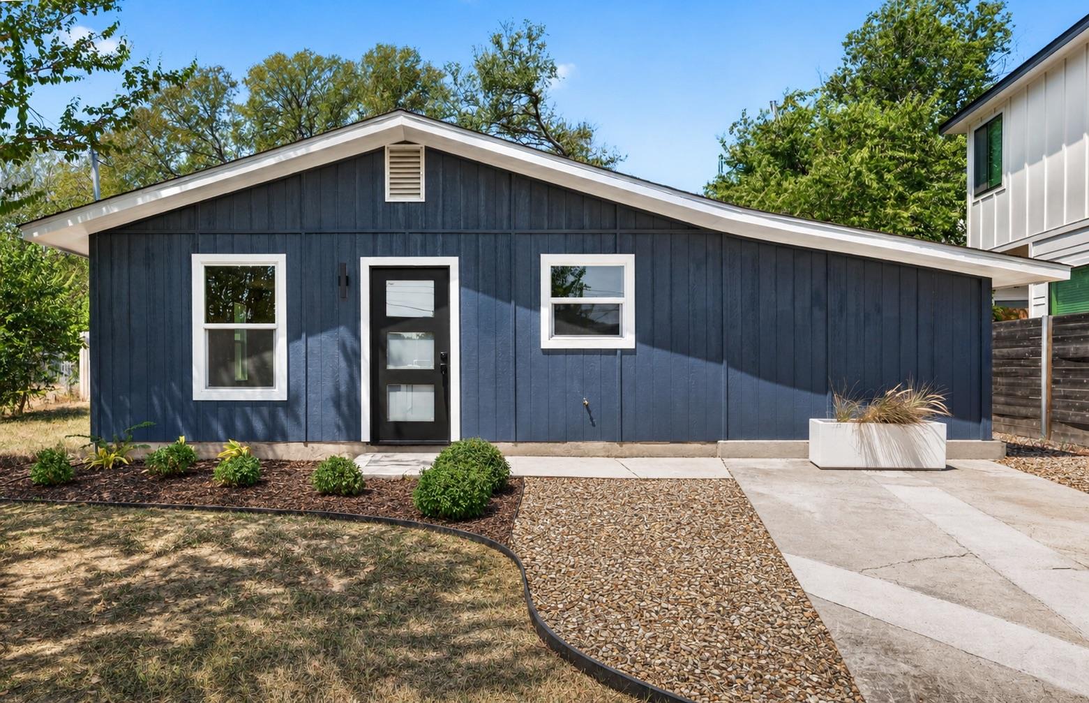 Listing photo 1 of 1708  Adina St