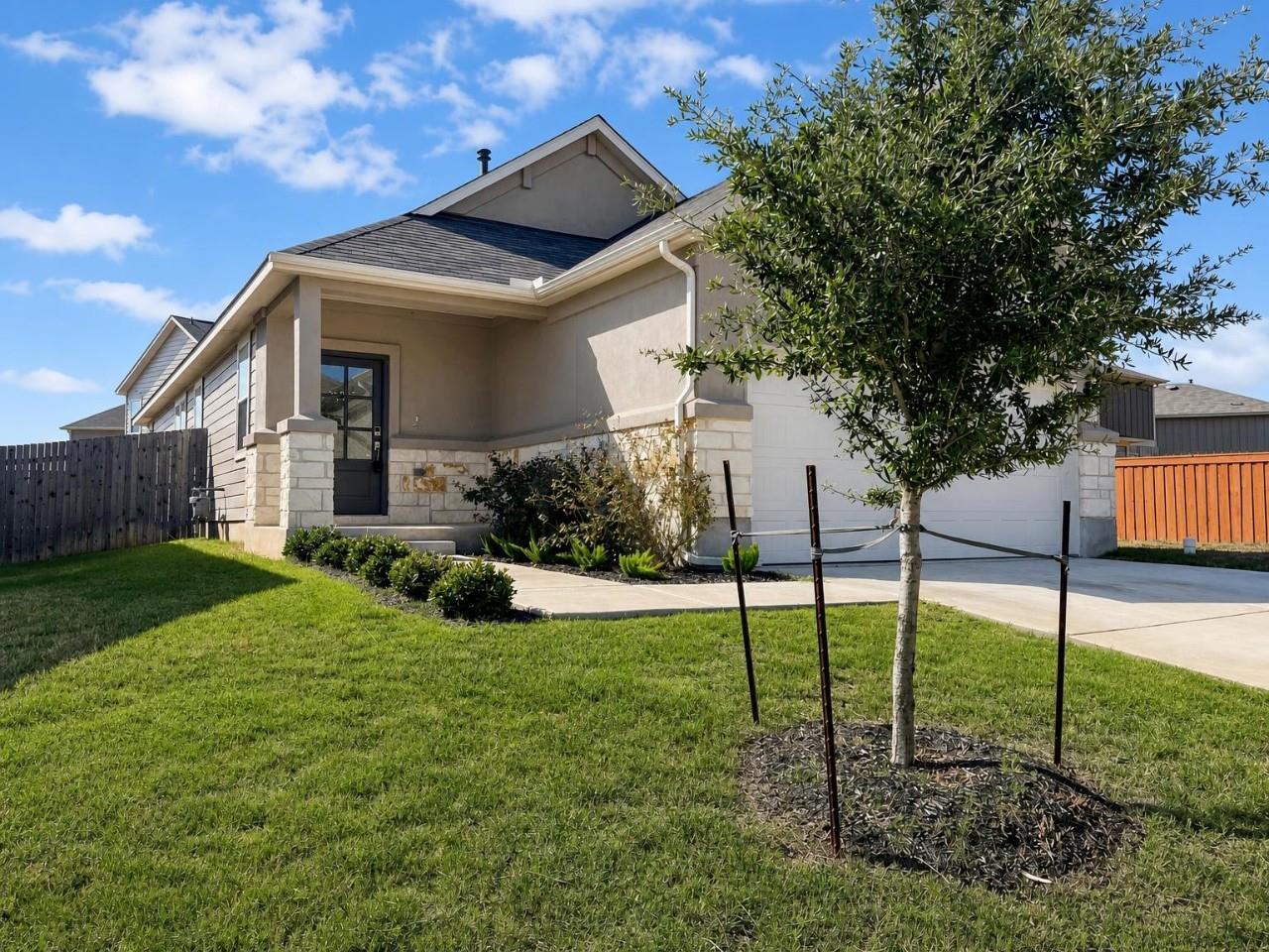 Listing photo 1 of 366  Papaya Dr