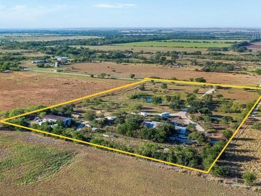 An expansive rural property outlined in yellow of