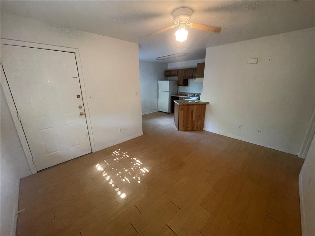 Listing photo 1 of 1648  Post Rd  #4