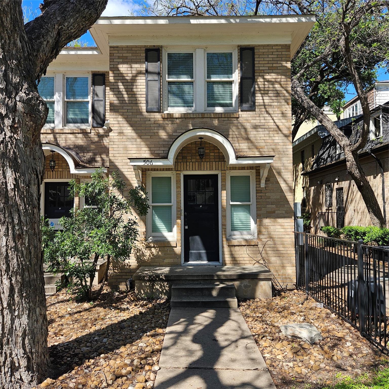 Listing photo 1 of 506 1/2 W 7th St