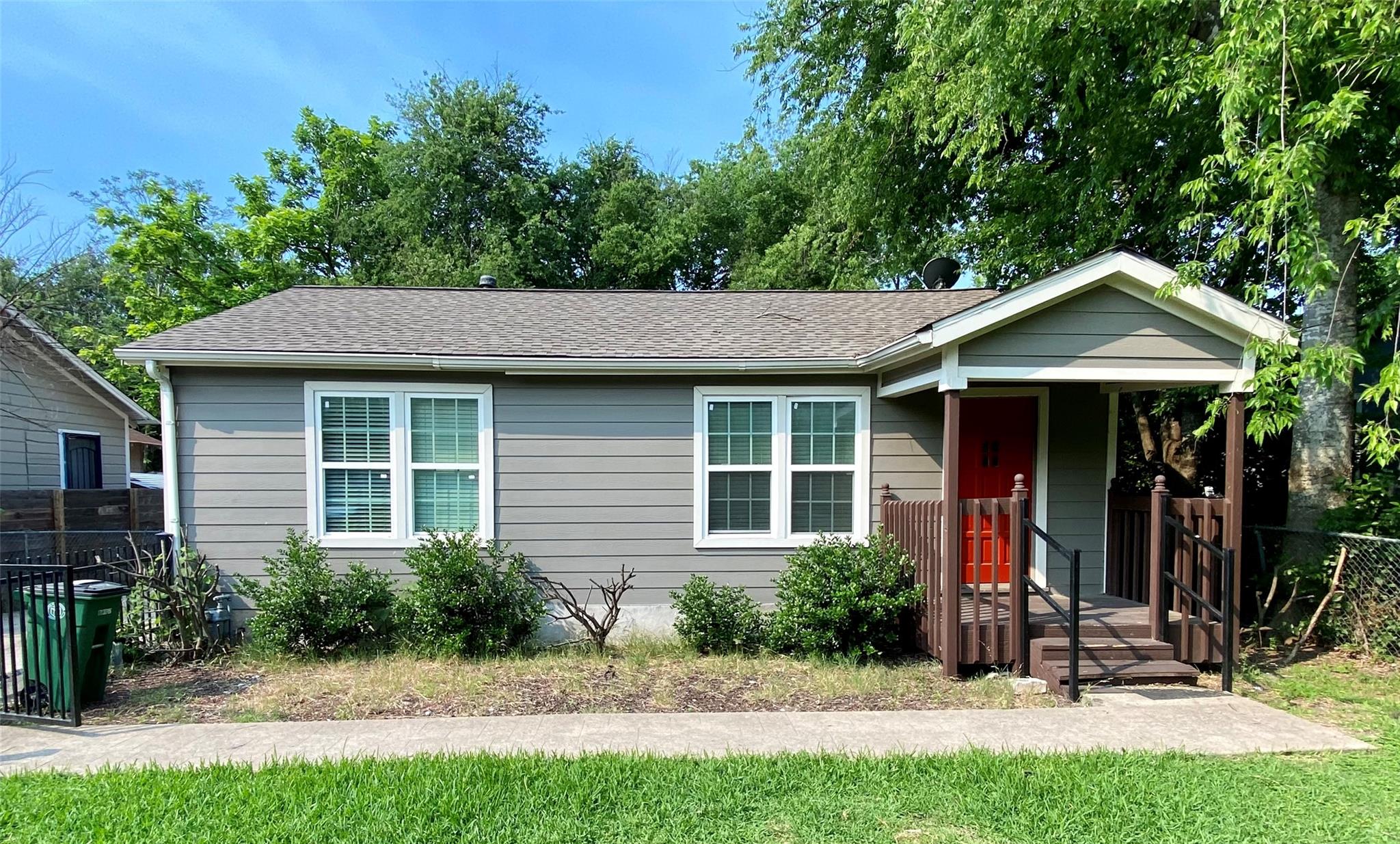 Listing photo 1 of 609 W Odell St