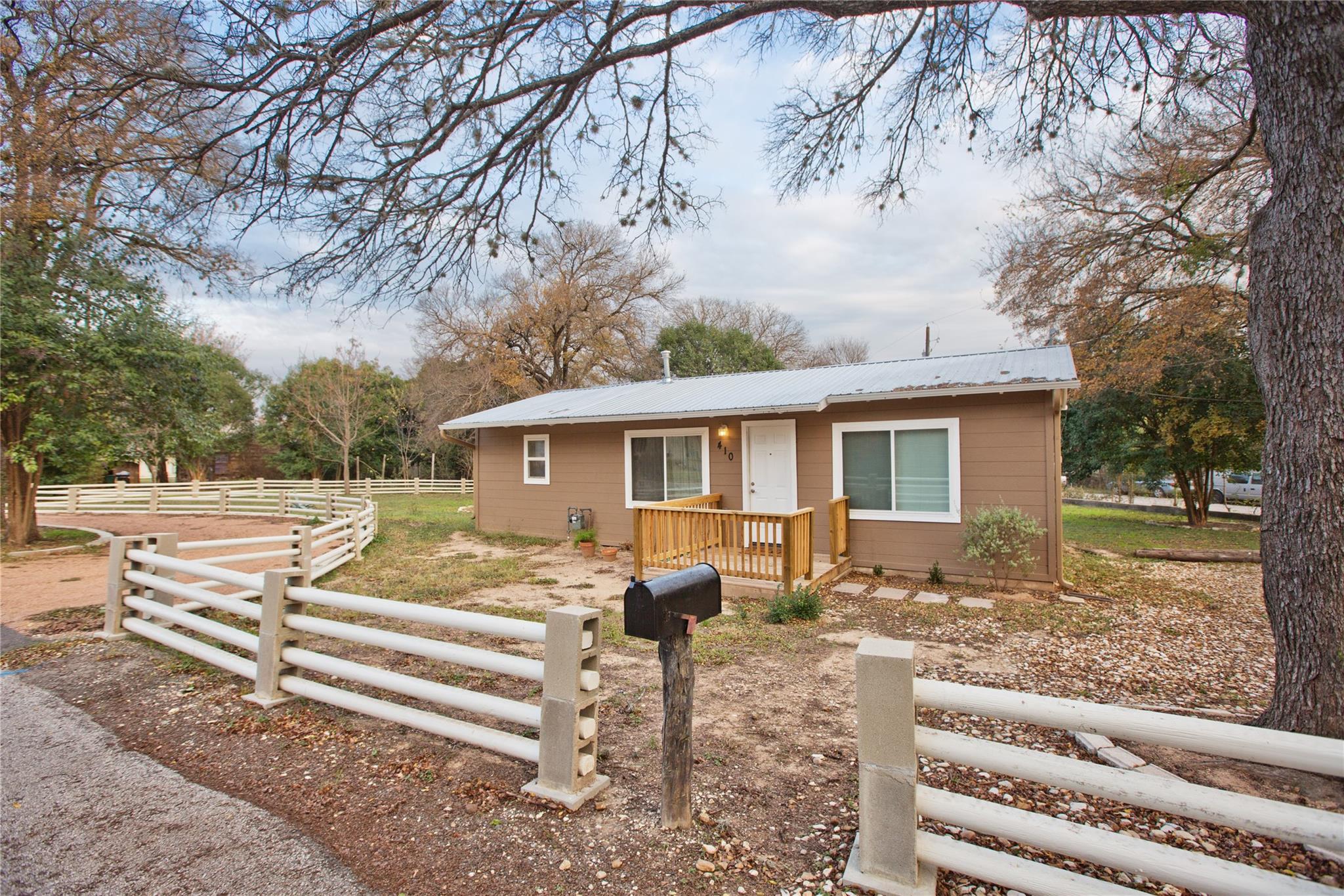 Listing photo 1 of 410  Primrose St