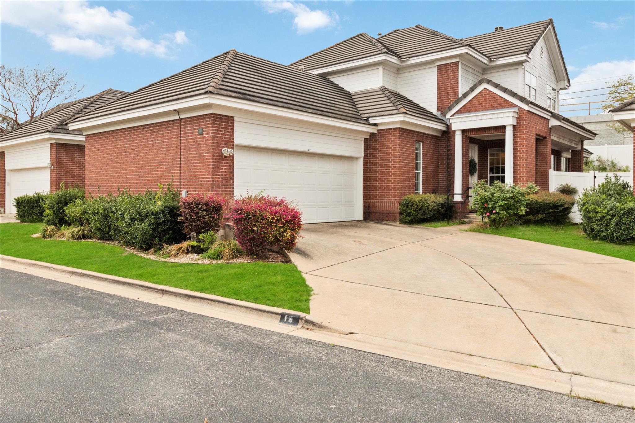 Listing photo 1 of 4010  Long Champ Dr  #15