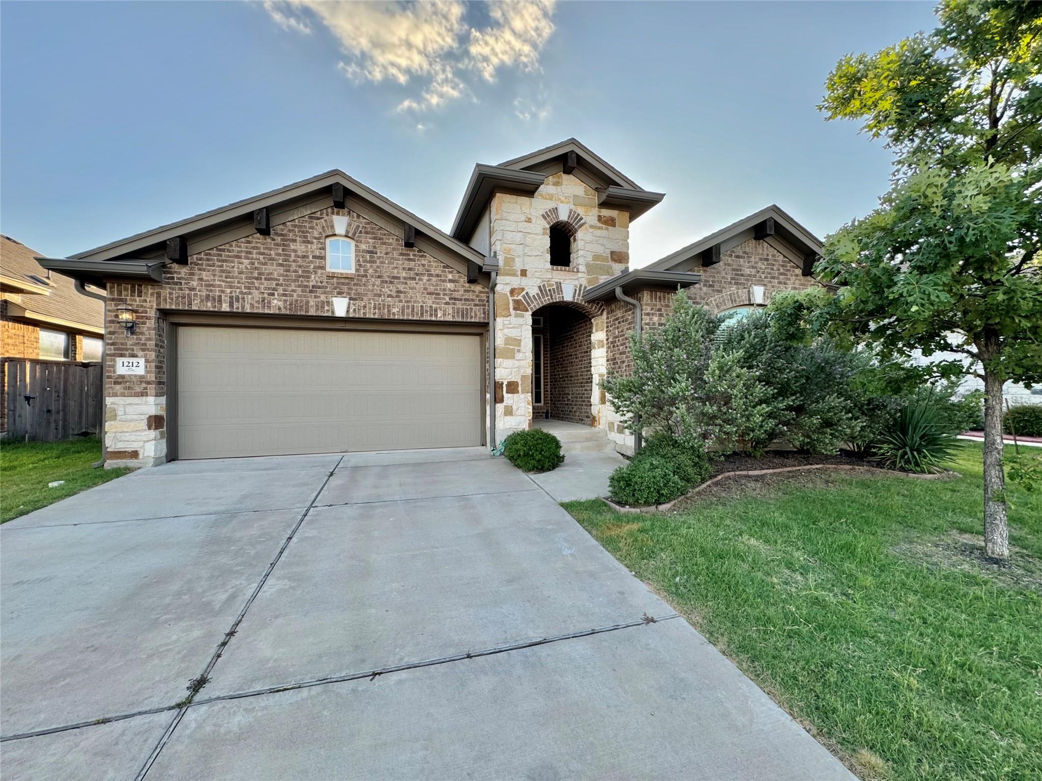 Listing photo 1 of 1212  Matt Ln