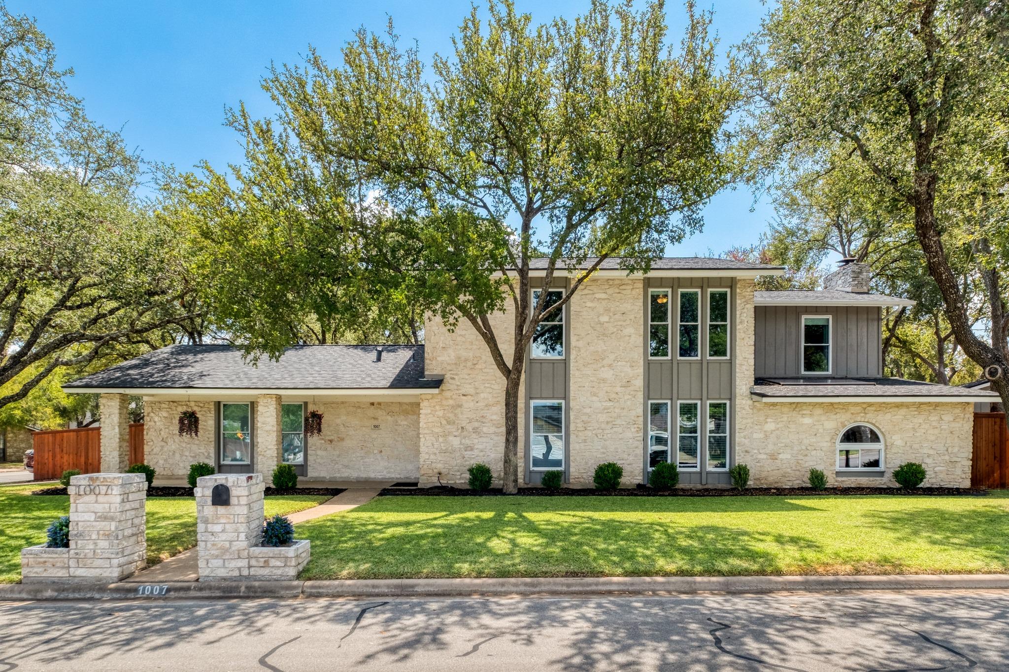 Listing photo 1 of 1007  Bluff Dr