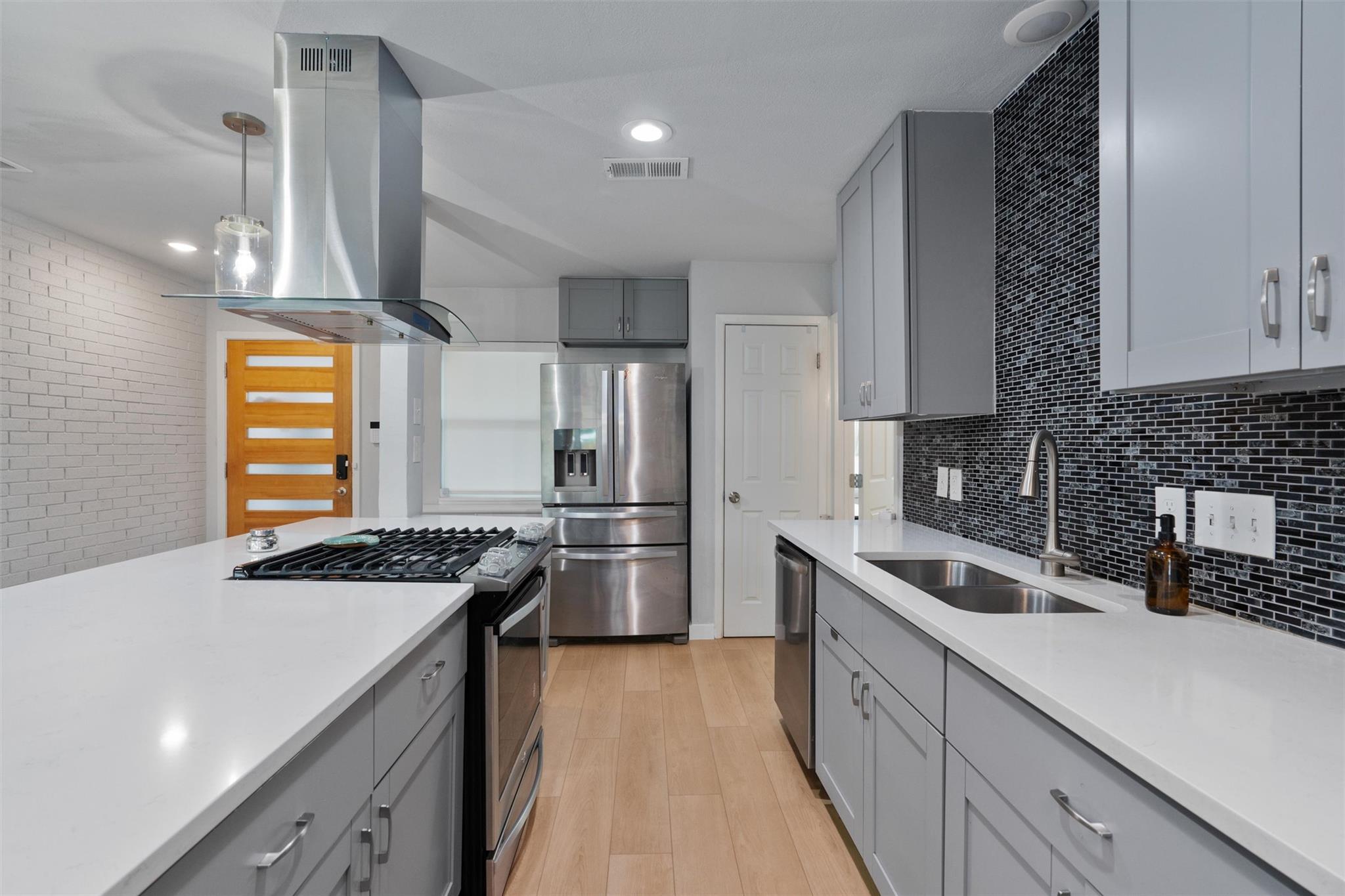 Listing photo 1 of 9107  Shepard Dr