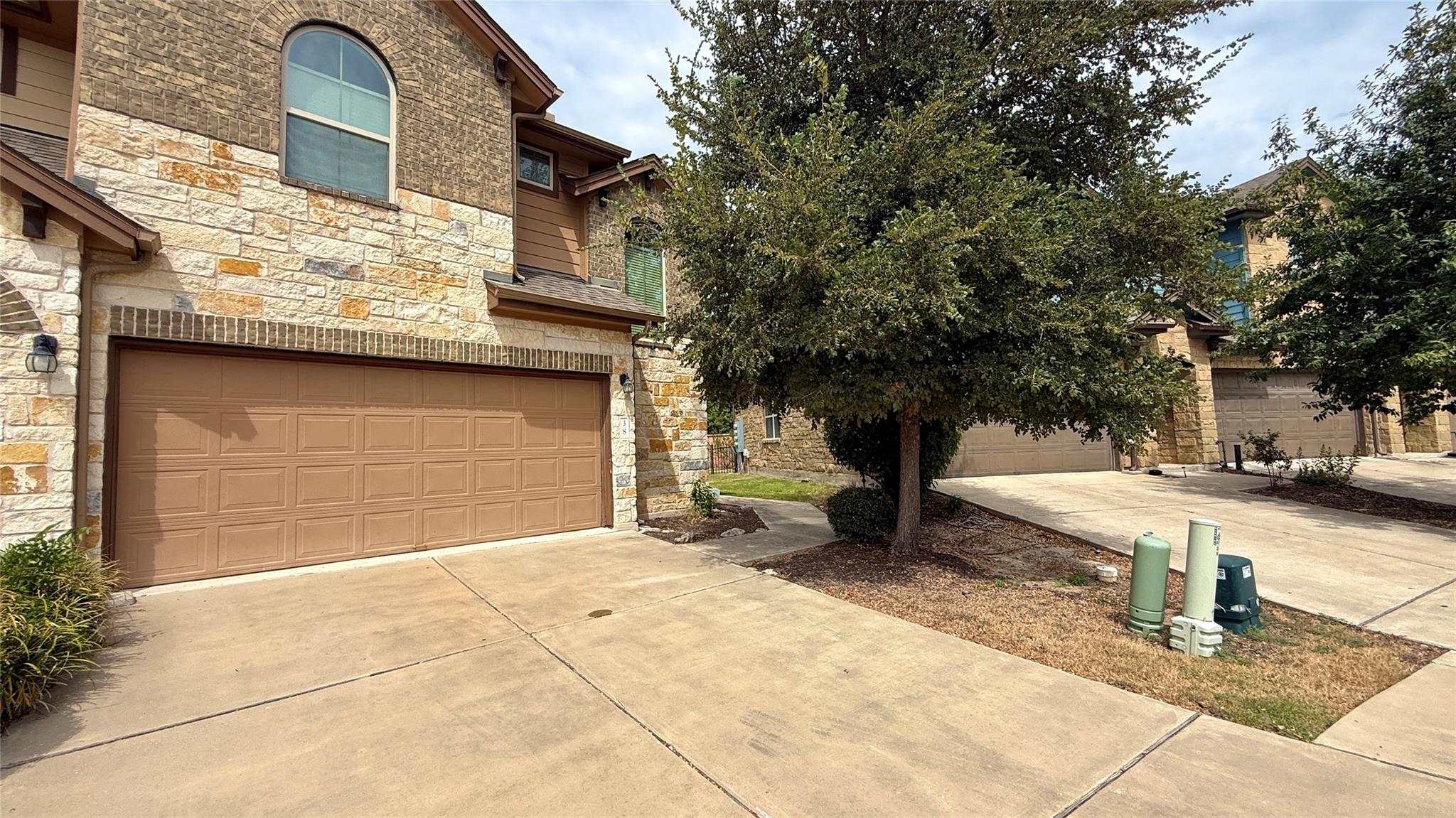 Listing photo 1 of 1001  Zodiac Ln