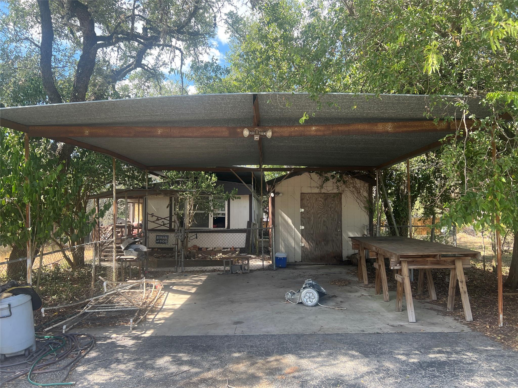 Listing photo 1 of 542  Flintstone Dr