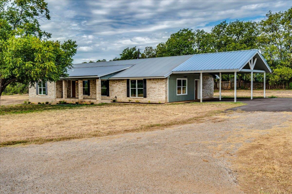 Listing photo 1 of 1102 N Austin Ave