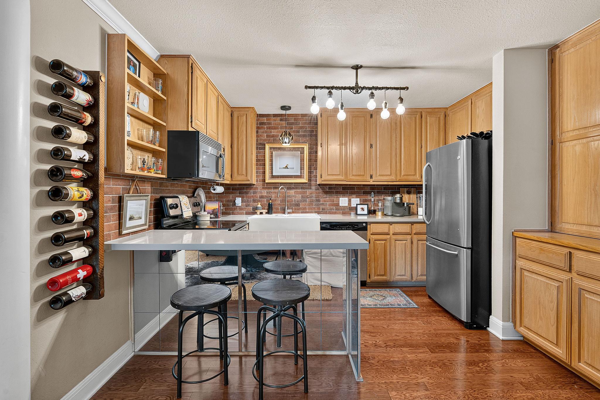 Listing photo 1 of 2500  Steck Ave  #4