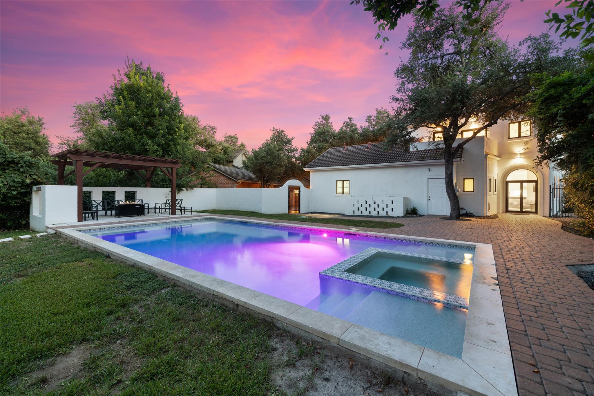 Listing photo 1 of 8  Glen Rock Dr