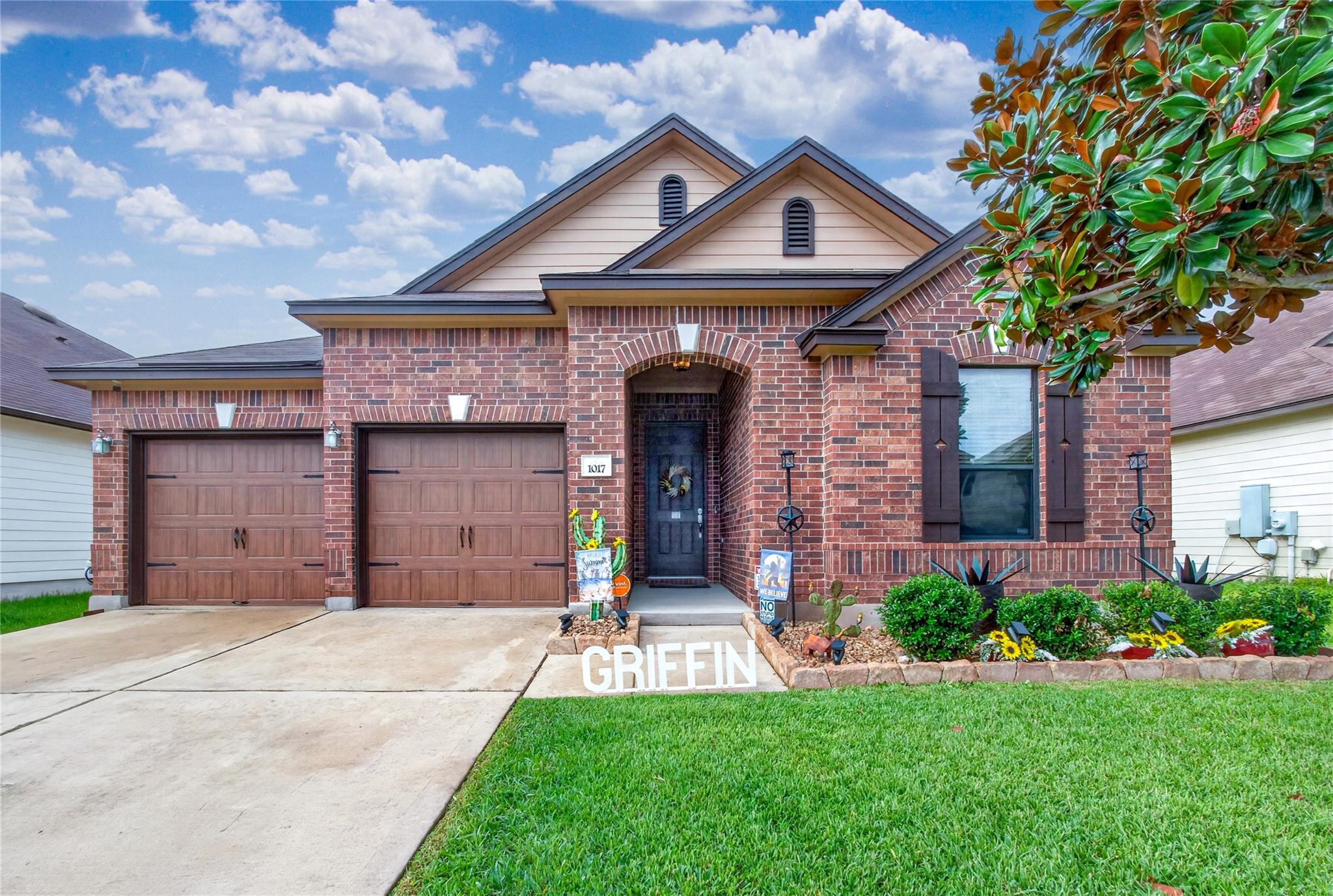 Listing photo 1 of 1017  Oatmeal Dr