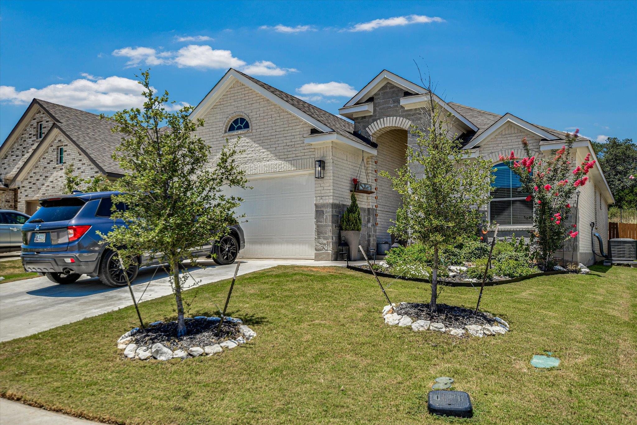 Listing photo 1 of 972  Leaning Oak Ln