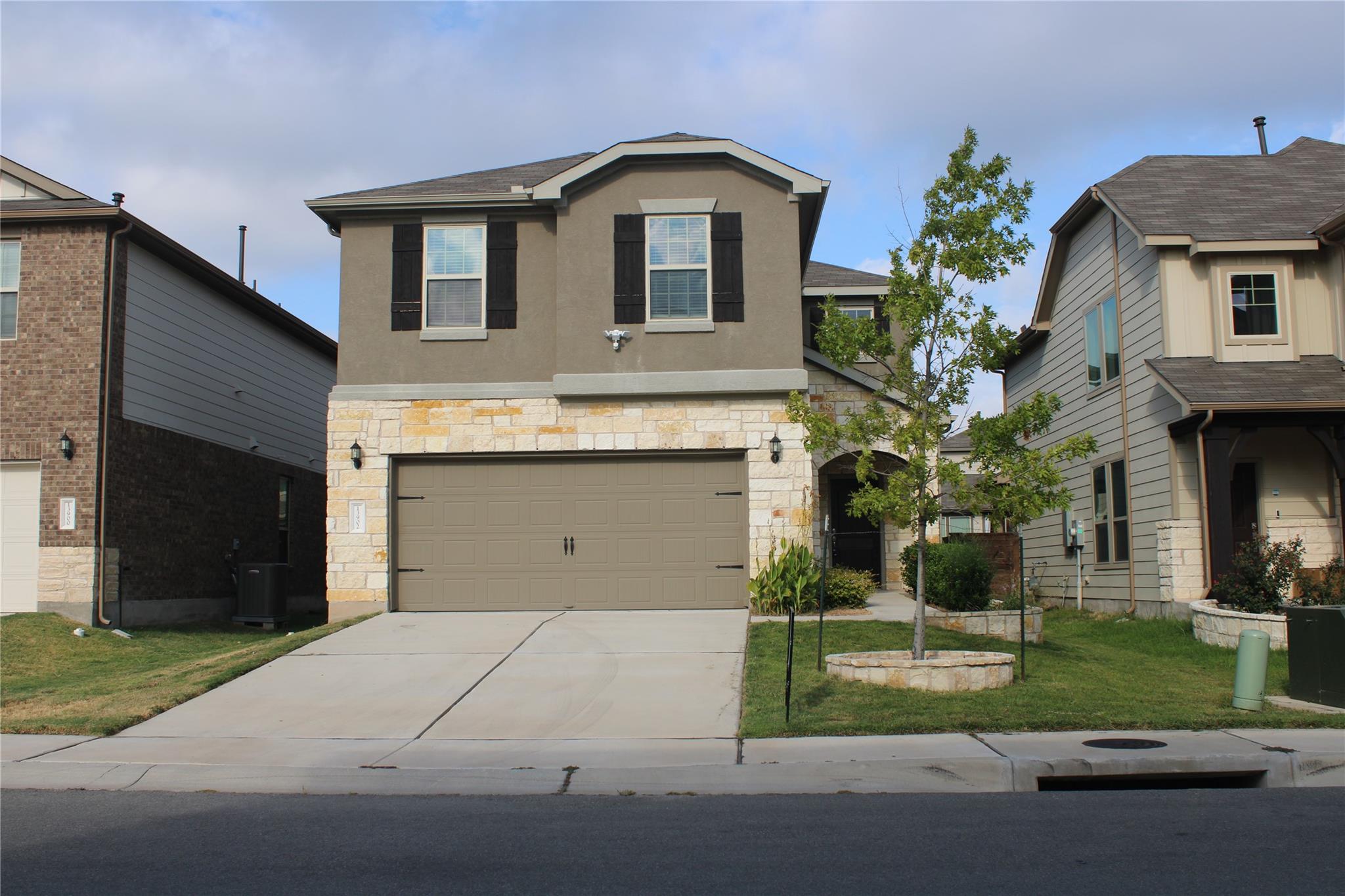 Listing photo 1 of 13902  Ilex Dr